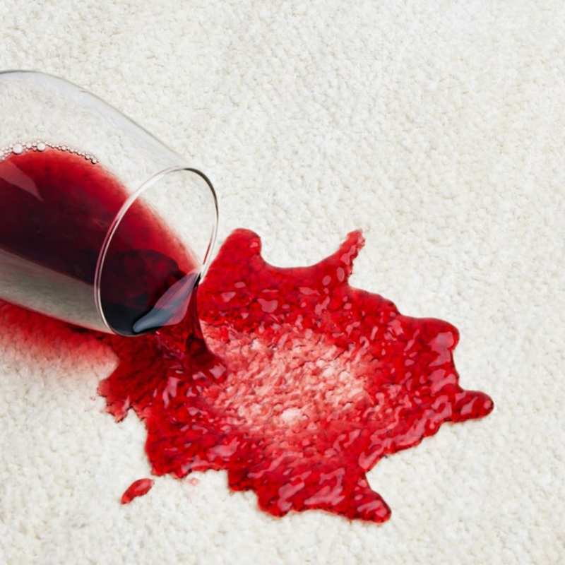 Cómo Quitar Manchas de Vino Tinto de tu Sofá