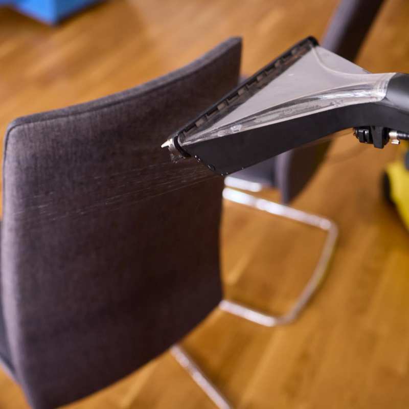 Cómo la limpieza profesional de muebles afecta el espacio de trabajo